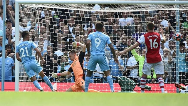 Manchester Citys Ferran Torres (l) erzielt das zweite Tor für seine Mannschaft. Manchester Citys Ferran Torres (l) erzielt das zweite Tor für seine Mannschaft.