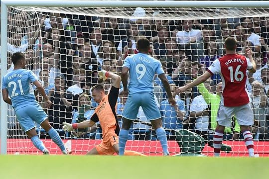 Manchester Citys Ferran Torres (l) erzielt das zweite Tor für seine Mannschaft.
