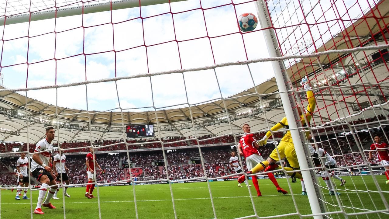 Freiburgs Woo-yeong Jeong (r) erzielt beim 2:3-Auswärtserfolg das Tor zum 0:2 gegen Stuttgarts Torwart Florian Müller (M).