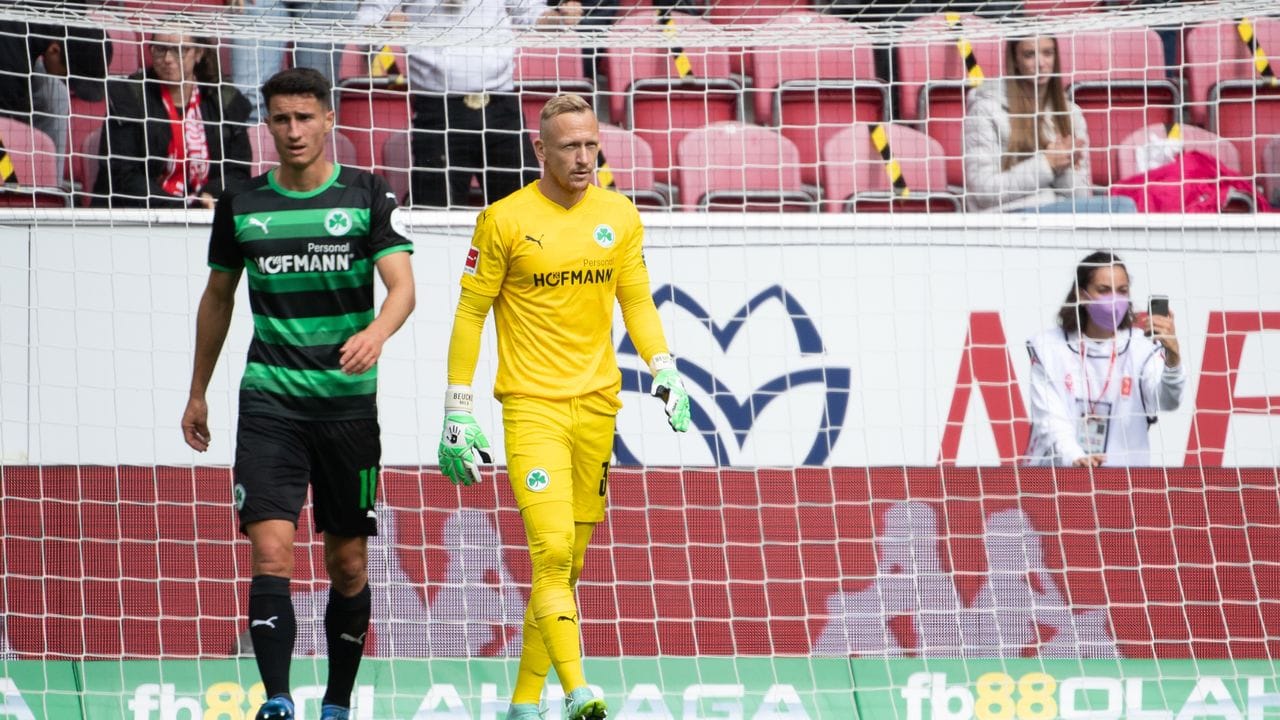 Fürths Marco Meyerhöfer (l) und Torwart Sascha Burchert mussten sich mit ihrer Mannschaft beim FSV Mainz geschlagen geben.