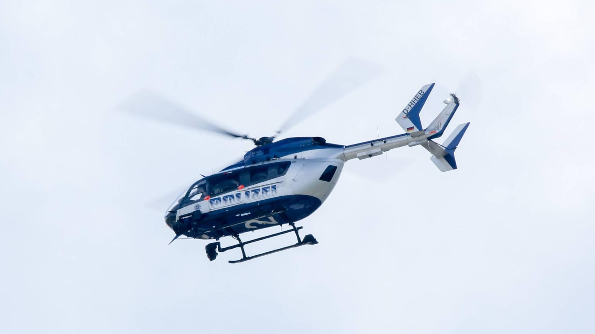 Polizeihubschrauber: Die Polizei bittet, keine Anhalter mitzunehmen (Symbolbild).