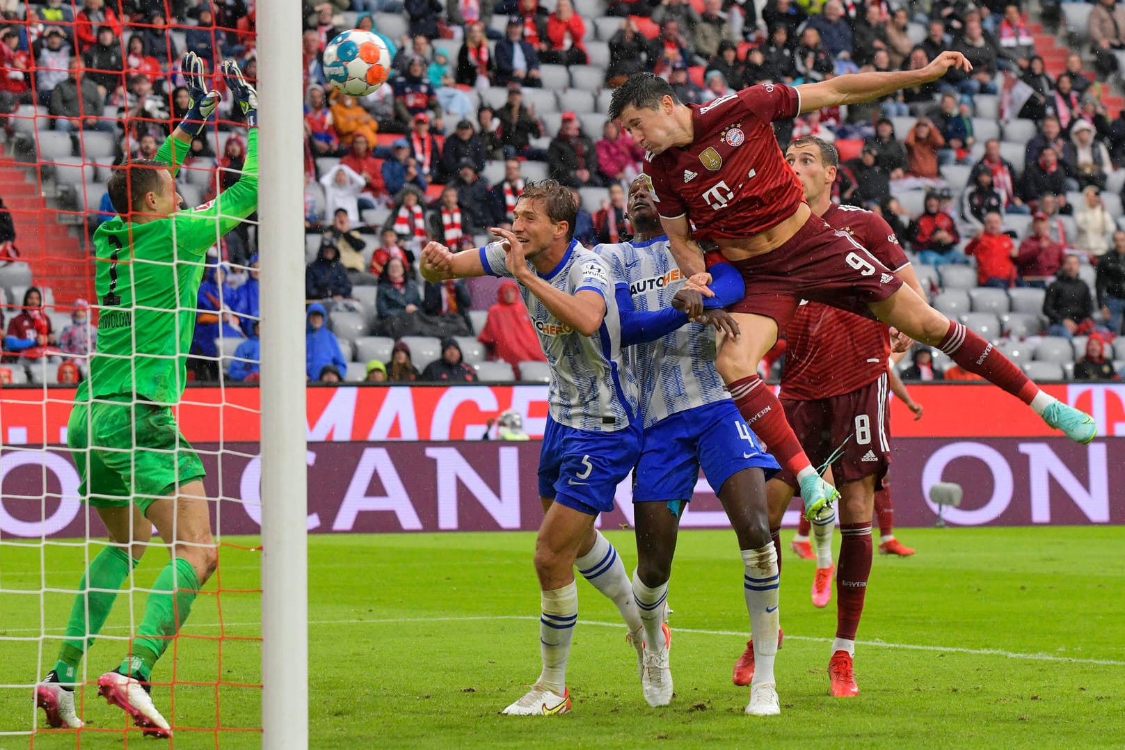 Er springt höher als alle Berliner: Lewandowski (M.) köpft gegen Hertha ein.