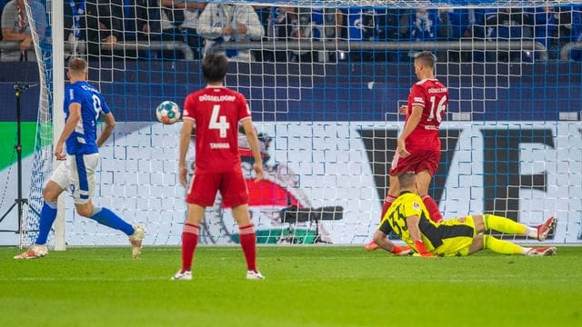 Schalkes Simon Terodde (l) trifft hier zum 2:1 und erhöht kurz vor Schluss zum 3:1 gegen Düsseldorf. Schalkes Simon Terodde (l) trifft hier zum 2:1 und erhöht kurz vor Schluss zum 3:1 gegen Düsseldorf.