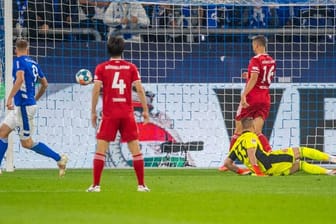 Schalkes Simon Terodde (l) trifft hier zum 2:1 und erhöht kurz vor Schluss zum 3:1 gegen Düsseldorf.