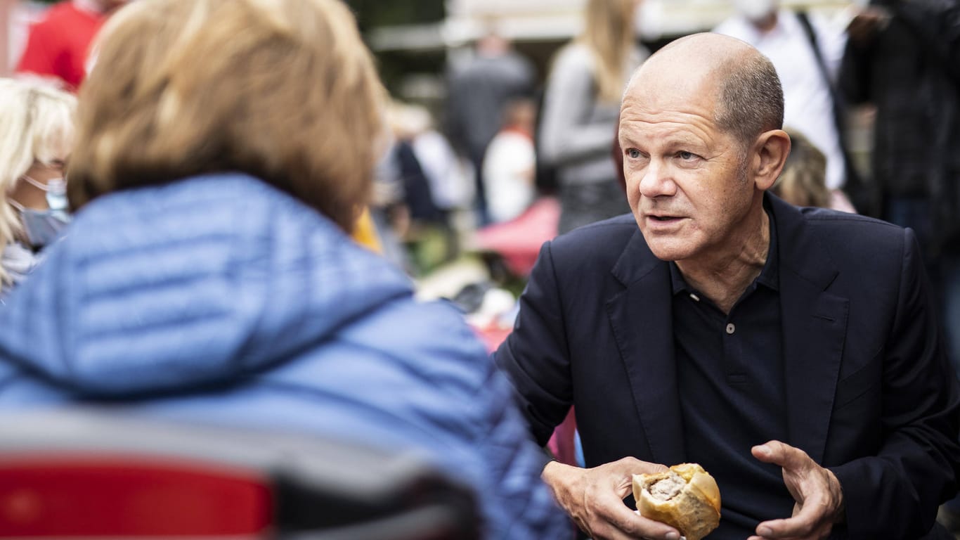 Olaf Scholz spricht mit Bürgern bei einem Wahlkampftermin in Schwedt am Samstag. Er steht in der Beliebtheit als Kanzlerkandidat weit oben.