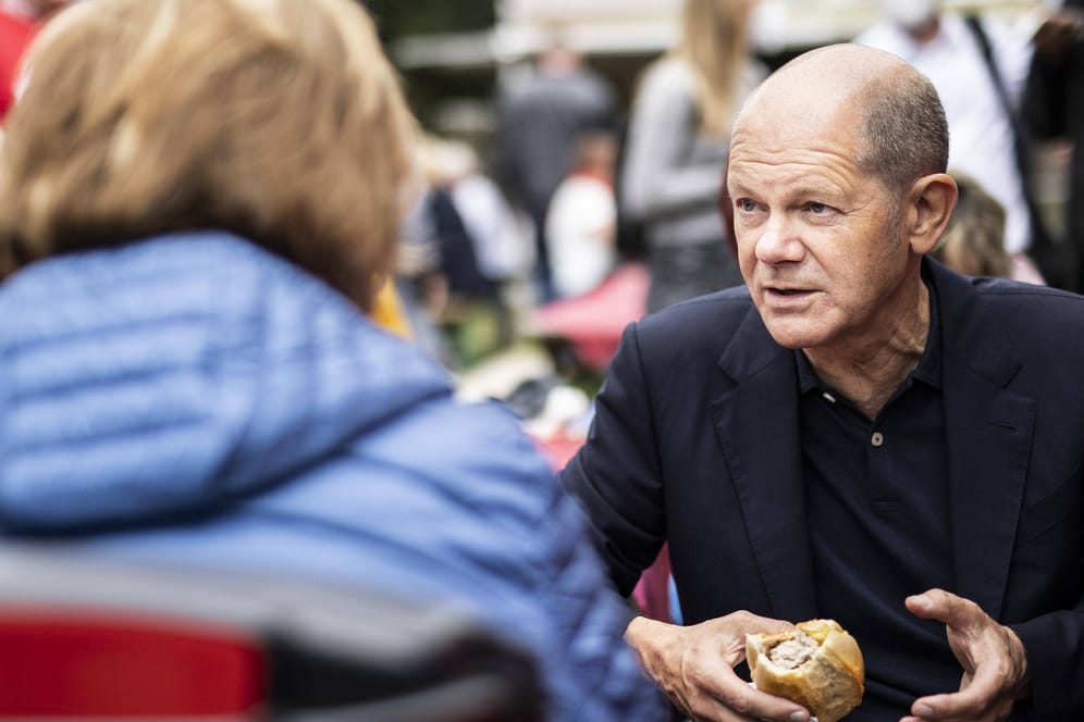 Olaf Scholz spricht mit Bürgern bei einem Wahlkampftermin in Schwedt am Samstag. Er steht in der Beliebtheit als Kanzlerkandidat weit oben.