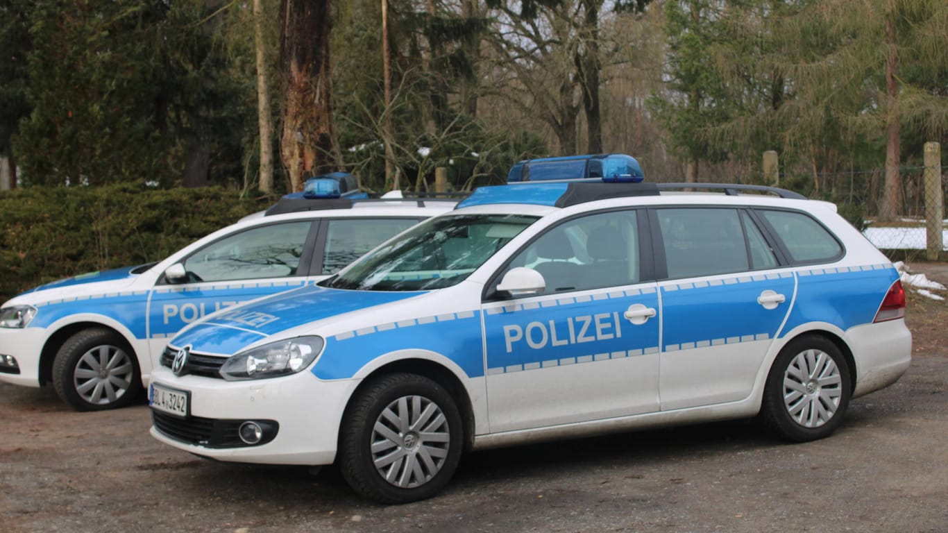 Zwei Polizeiwagen stehen nebeneinander (Symbolbild). In Sachsen ermitteln die Behörden nach einem tödlichen Bootsunfall.