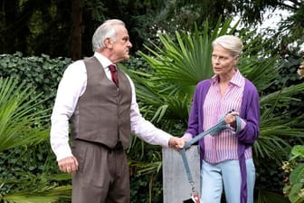 Konrad Seibold (Bernhard Schütz) und Frau Schöne (Corinna Kirchhoff) in einer Szene aus "Tatort: Wer zögert, ist tot".