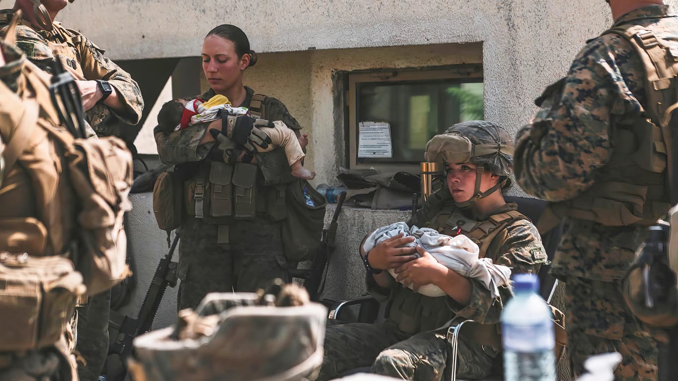Die US-Soldatin Nicole Gee (links) beruhigt ein afghanisches Baby. Eine Woche später wurde sie bei einem IS-Anschlag getötet.