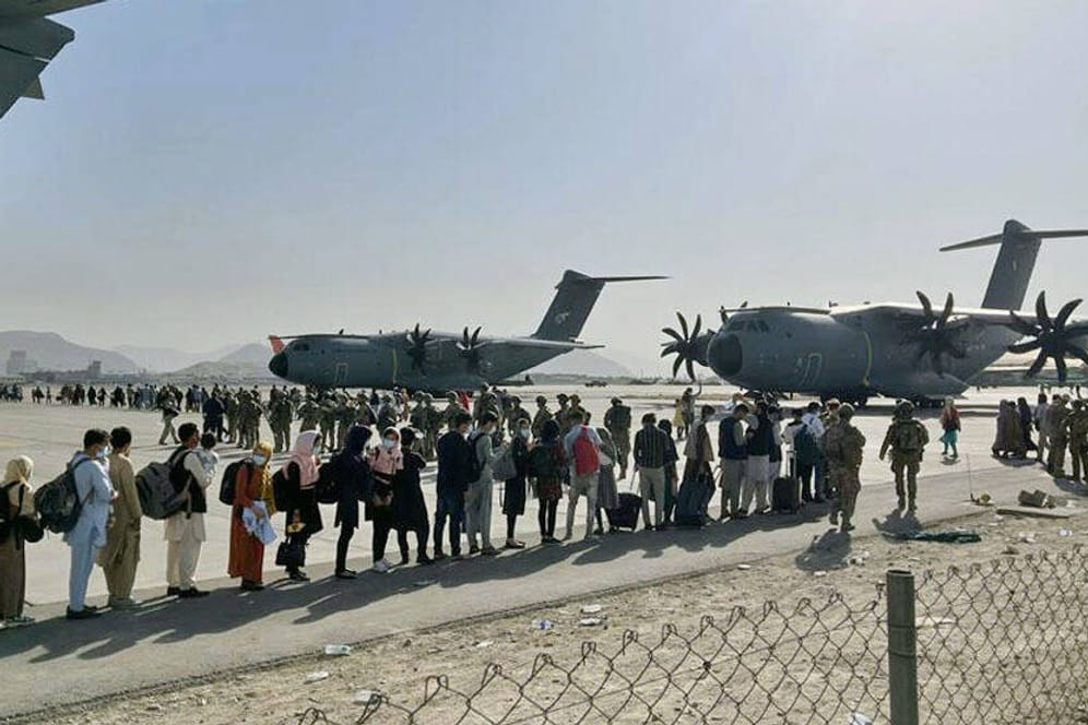 Menschen stehen am Freitag Schlange, um am Flughafen von Kabul in ein Flugzeug zu kommen. US-Tierretter bitten um Hilfe, um ebenfalls ausreisen zu dürfen.