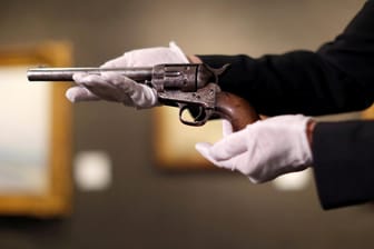 Der historische Revolver, aus dem der tödliche Schuss auf Billy the Kid abgegeben wurde. Er erlangte ein Rekord-Ergebnis bei einer Auktion.