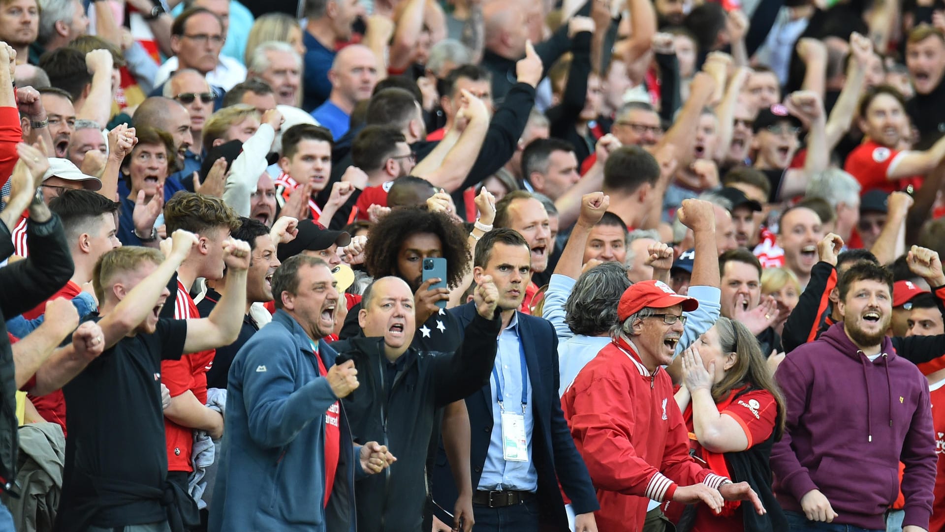 Liverpool-Fans beim Spiel gegen den FC Chelsea: Gegen ein paar der anwesenden Zuschauer wird nun ermittelt.