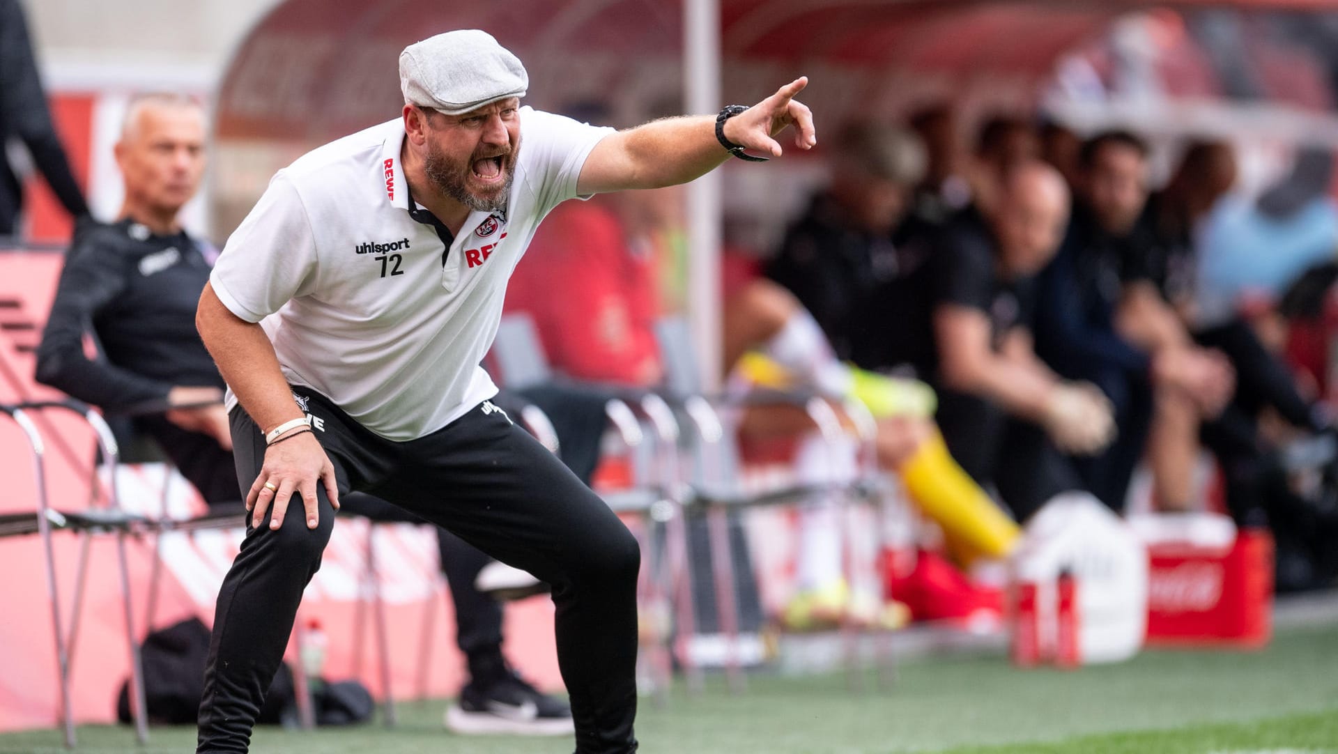 Steffen Baumgart gestikuliert an der Seitenlinie: Kölns Trainer setzte gegen Bochum auf Eigengewächse.