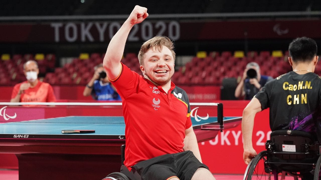 Tischtennisspieler Valentin Baus jubelt nach seinem Sieg im Finale gegen den Chinesen Ningning Cao.