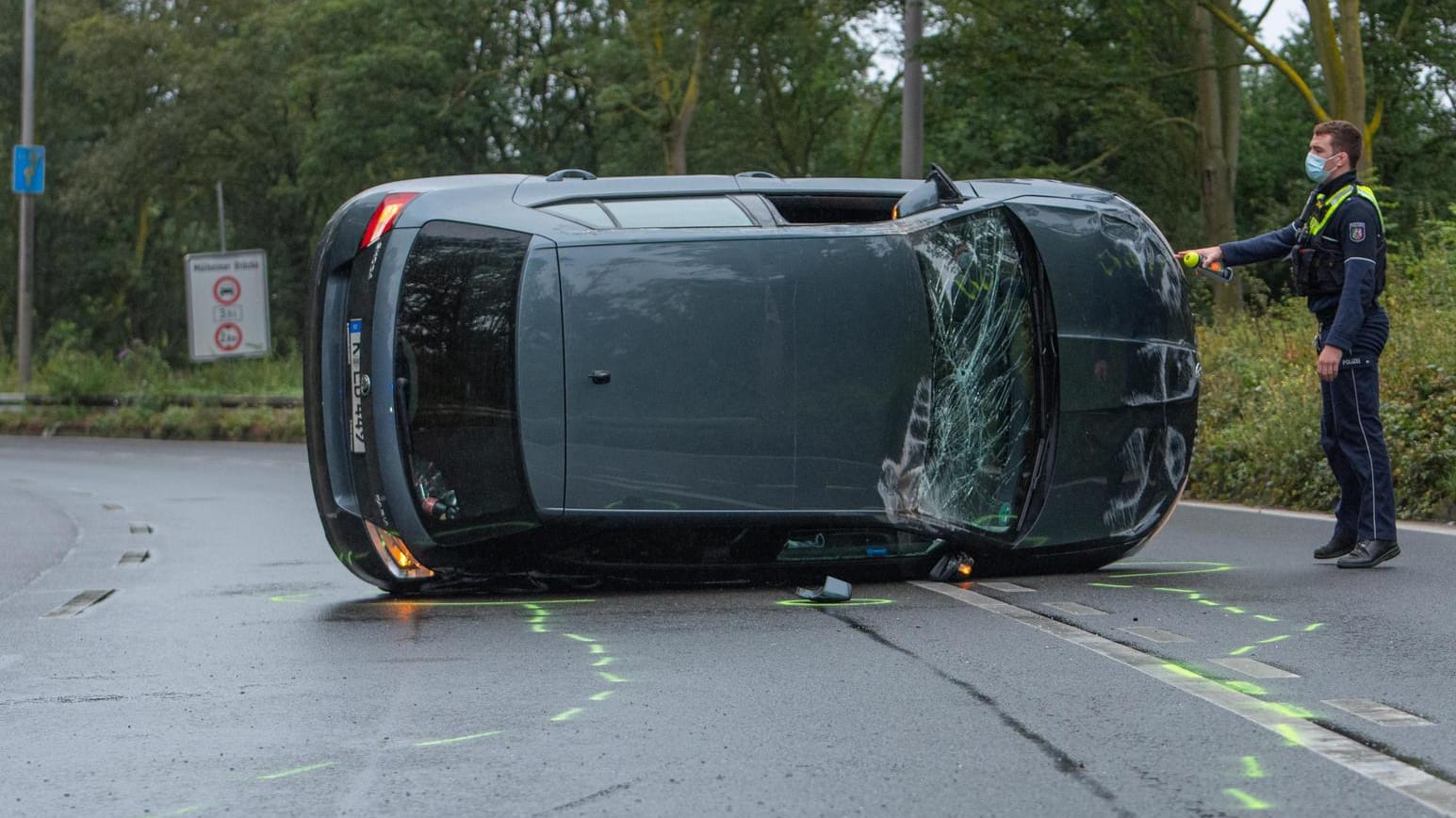 Blick auf die Unfallstelle: En Auto liegt seitlich auf der Straße.