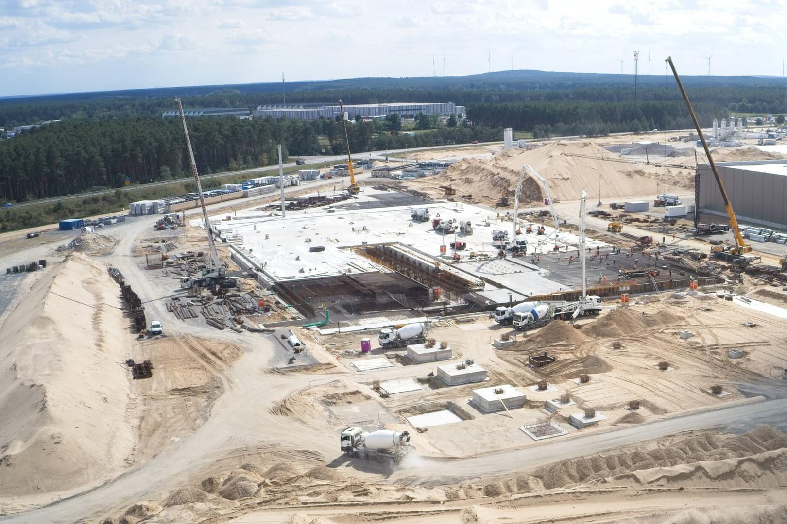 Bau der Tesla-Gigafactory in Grünheide (Symbolbild): Wetterexperte Sven Plöger warnt davor, dass Großbauprojekte die Wasserknappheit verstärken.