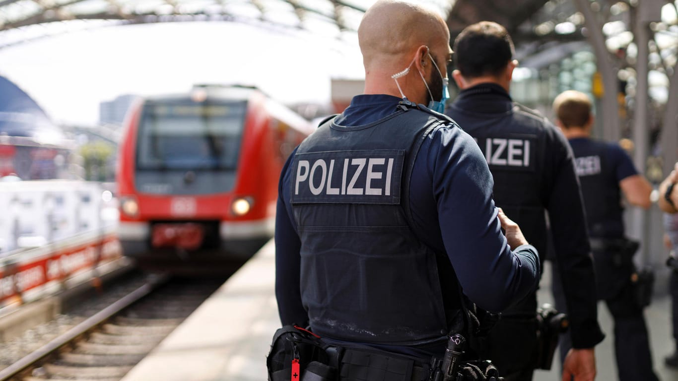 Bundespolizei an einem Gleis (Archivbild): Am Kölner Hauptbahnhof soll es zu einer Messerattacke gekommen sein.