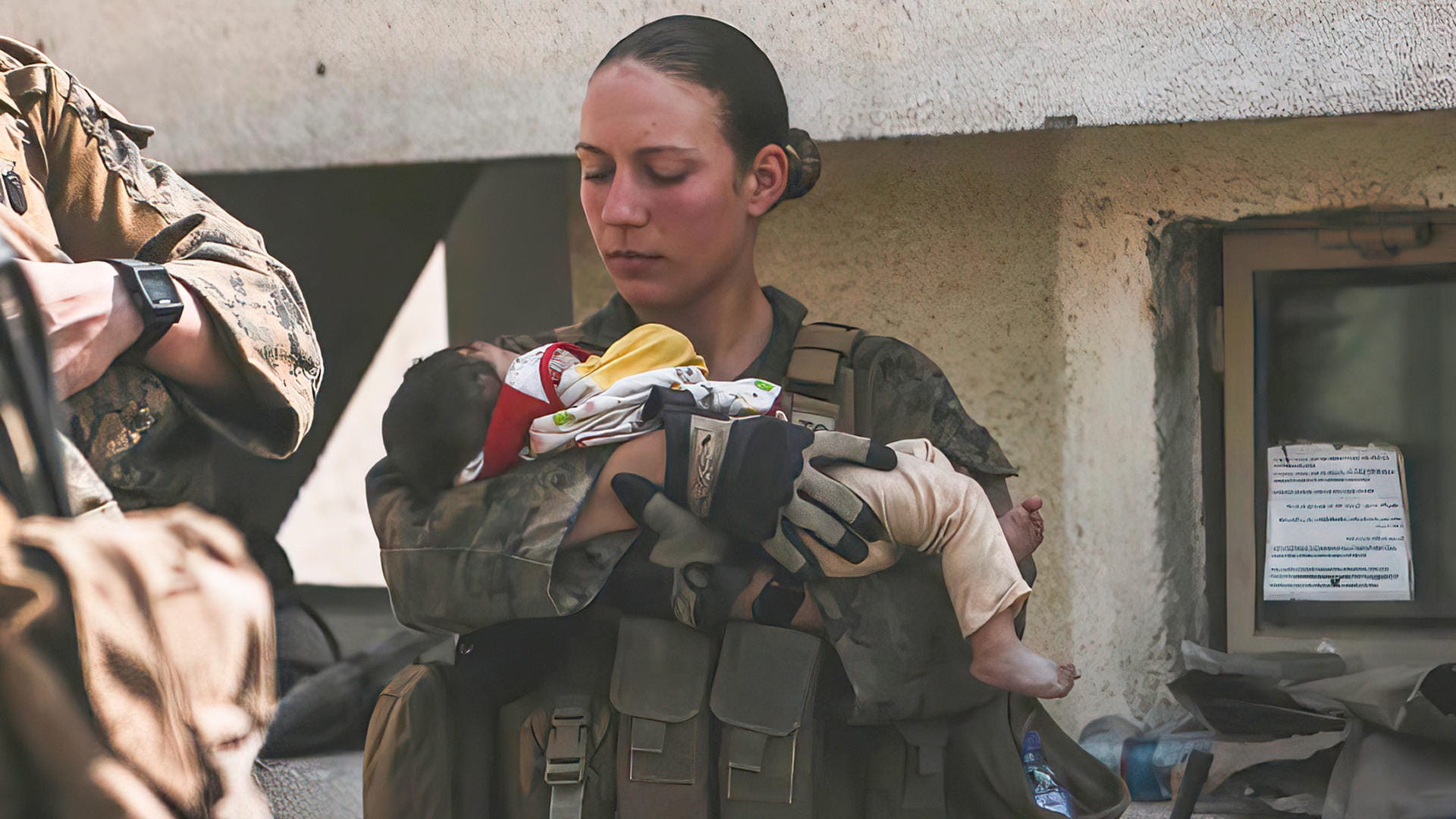 Nicole Gee, US-Soldatin, mit einem Baby in den Armen: Sie starb bei einem Anschlag am Flughafen in Kabul.