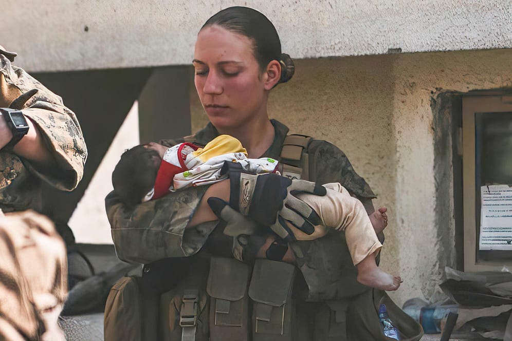 Nicole Gee, US-Soldatin, mit einem Baby in den Armen: Sie starb bei einem Anschlag am Flughafen in Kabul.