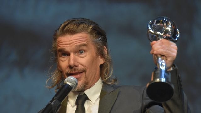 Ethan Hawke mit seiner Auszeichnung beim Internationalen Karlsbader Filmfestival.