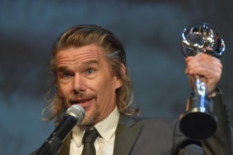 Ethan Hawke mit seiner Auszeichnung beim Internationalen Karlsbader Filmfestival.