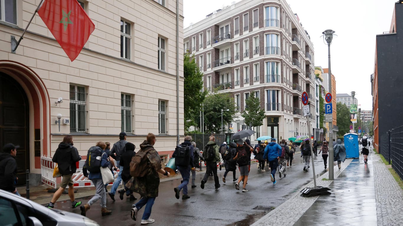 Bereits am Samstag demonstrierten Kritiker von Corona-Maßnahmen in Berlin: 87 Querdenken-Anhänger, die für den Sonntag mit dem Bus anreisen wollten, sind offenbar auf ein Fake-Reisedienst reingefallen.