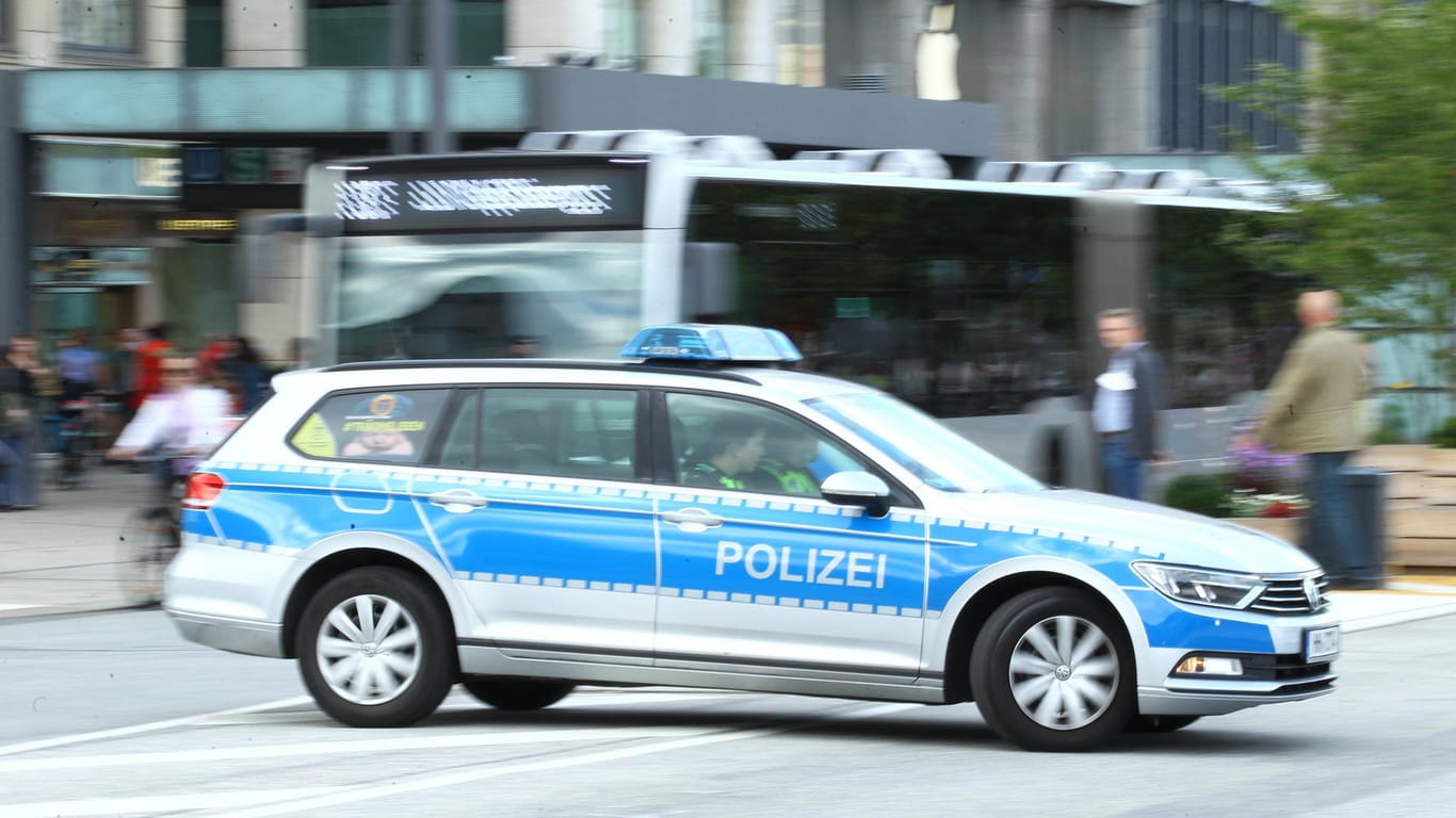 Ein Einsatzwagen der Polizei fährt über den Jungfernstieg (Symbolbild): Mitarbeiter eines Hamburger Pizzalieferdienstes haben sich von einem bewaffneten Räuber nicht beeindrucken lassen.