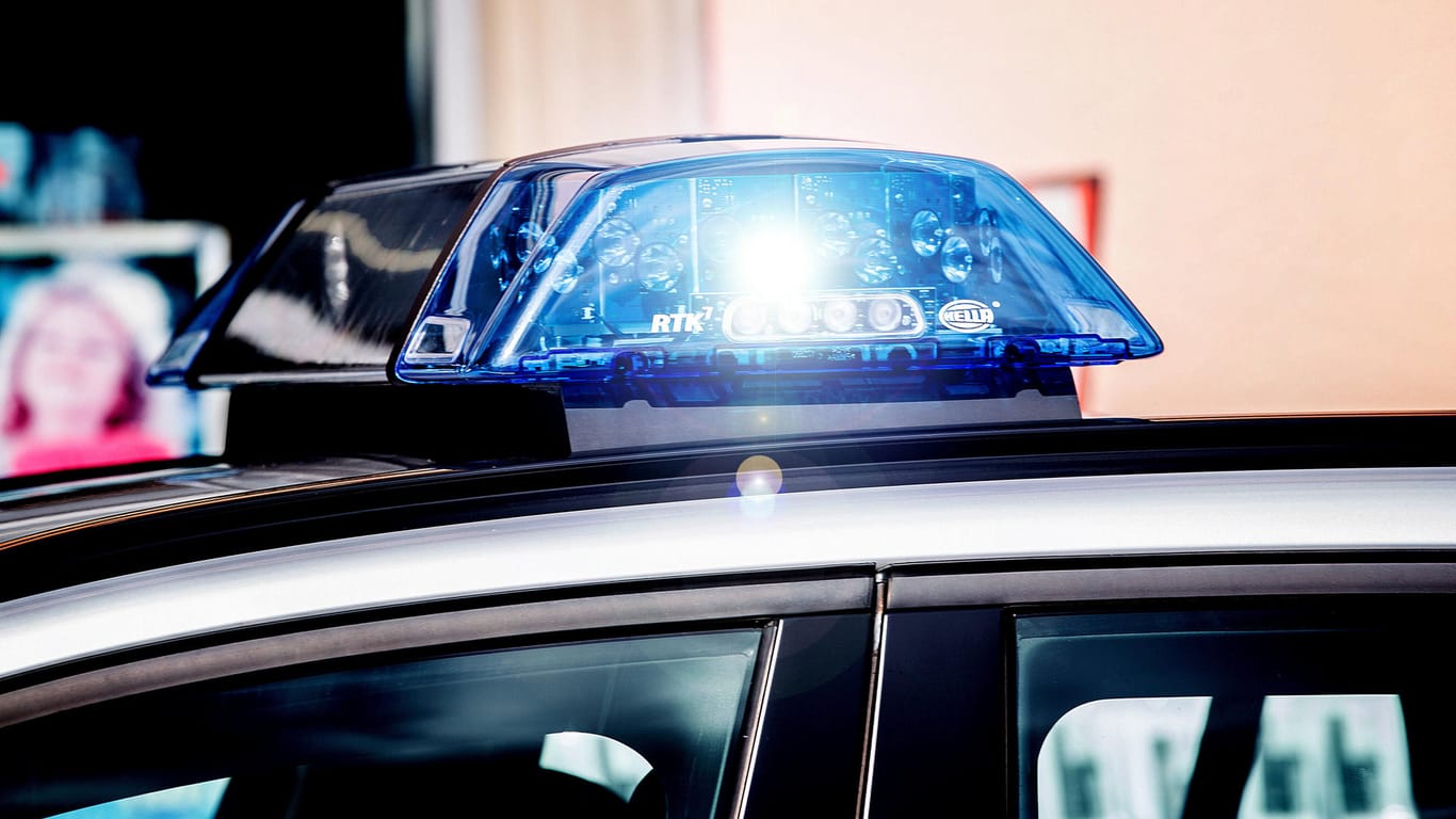 Blaulicht auf einem Einsatzfahrzeug der Polizei: Die Ermittler haben die Nachbarschaft befragt (Symbolbild).
