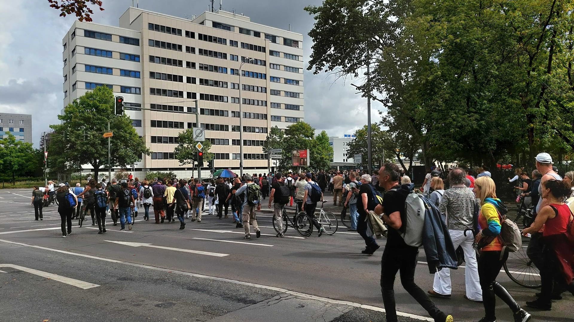 Die Demonstranten auf ihrem Zug durch die Kniprodestr./Storkower Str. in Prenzlauer Berg: Tausende Menschen waren an den Protesten beteiligt.