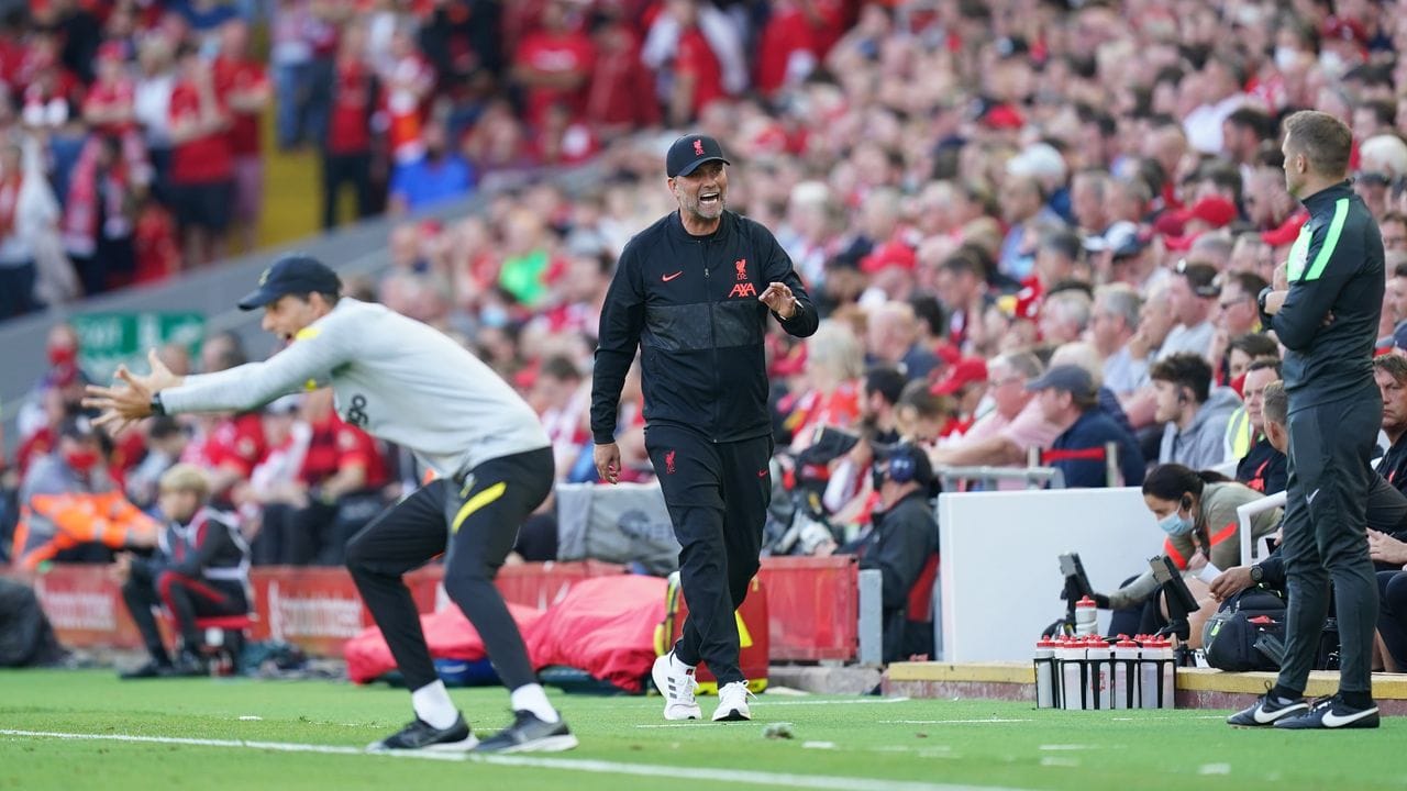 Chelsea-Coach Thomas Tuchel (l) und Liverpool-Trainer Jürgen Klopp waren mächtig in Fahrt. Chelsea-Coach Thomas Tuchel (l) und Liverpool-Trainer Jürgen Klopp waren mächtig in Fahrt.