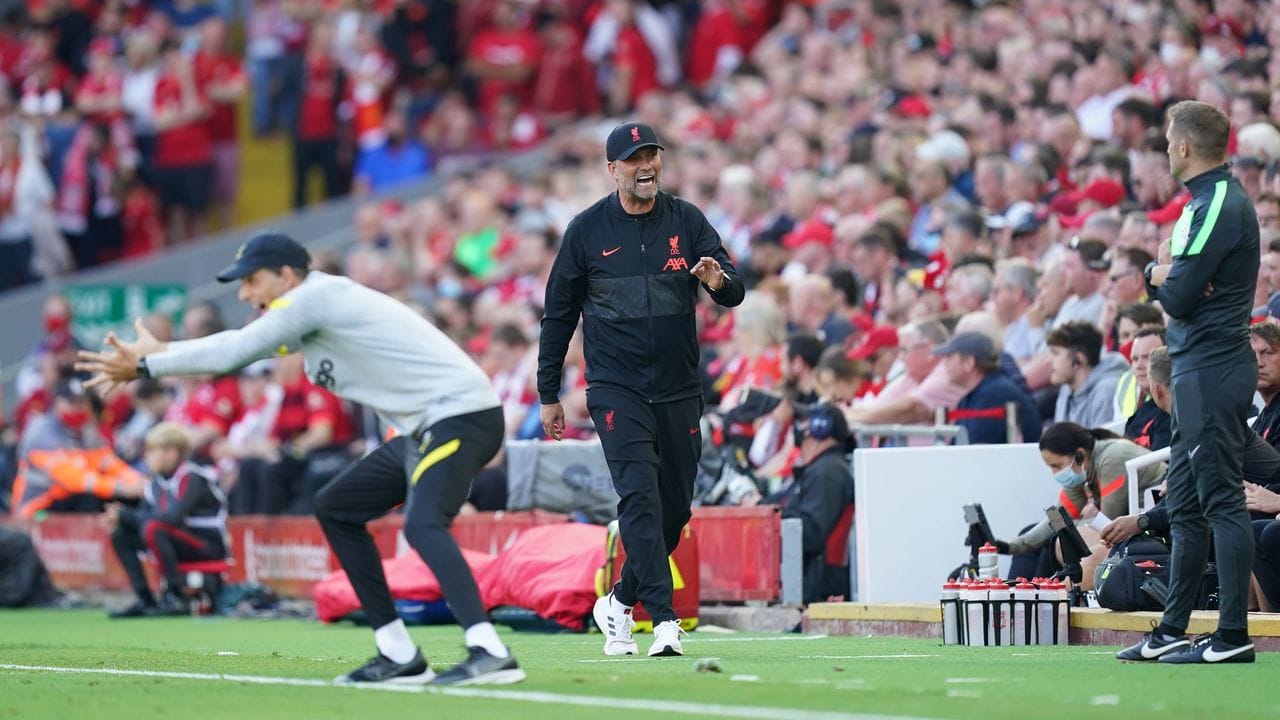 Chelsea-Coach Thomas Tuchel (l) und Liverpool-Trainer Jürgen Klopp waren mächtig in Fahrt.