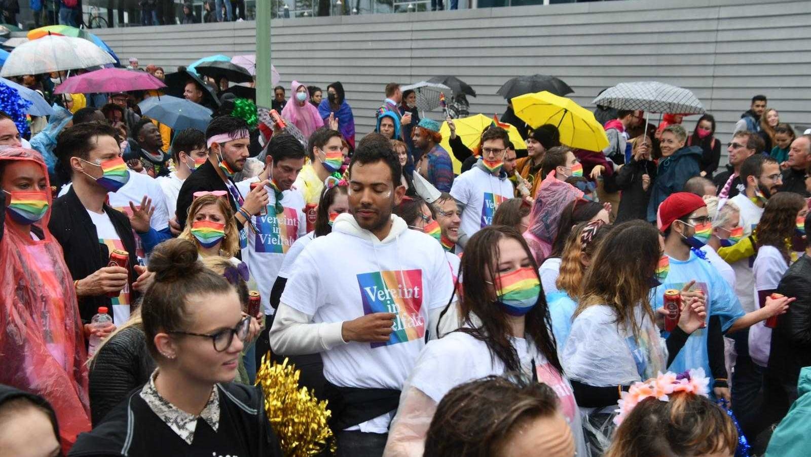 Teilnehmer der CSD-Parade in Köln: Nicht alle trugen Mund-Nasen-Schutz.