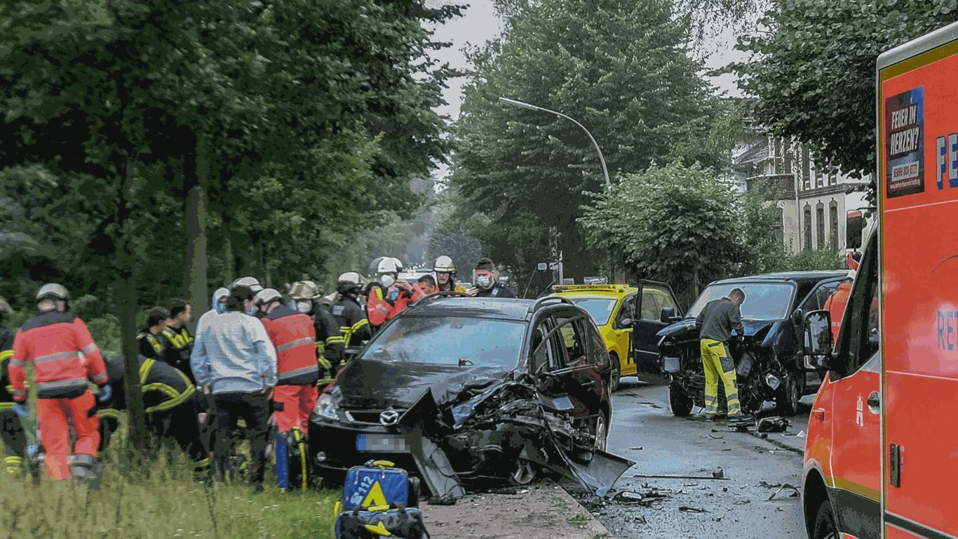 Zahlreiche Einsatzkräfte sind bei einer Unfallstelle in Hamburg: Dort ist es auf einer nassen Fahrbahn zu einem Zusammenprall zweier Autos gekommen.