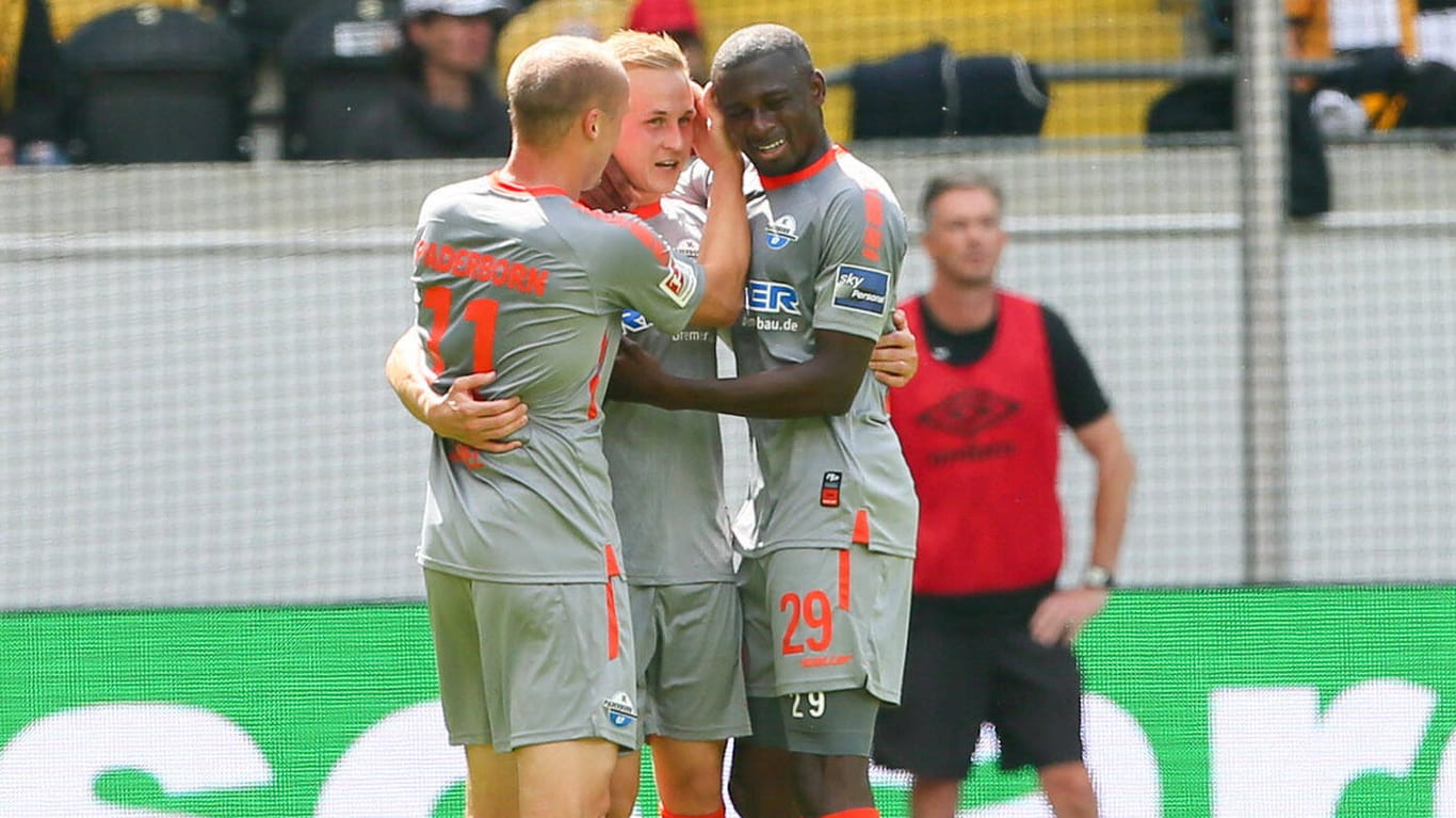 Sven Michel (l.) gratuliert Teamkollege Kai Pröger (m.) zu einem seiner Treffer.