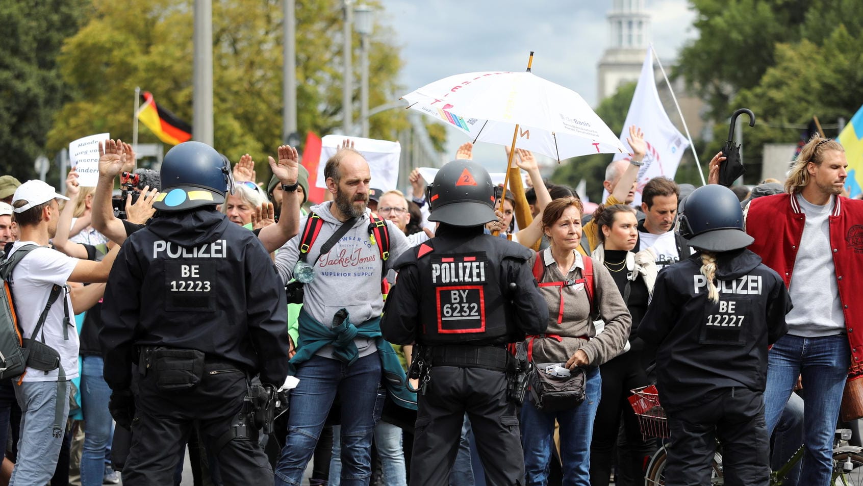 Polizisten stehen Demonstrierenden gegenüber: Die Beamten versuchten, möglichst keine großen Menschenansammlungen entstehen zu lassen.