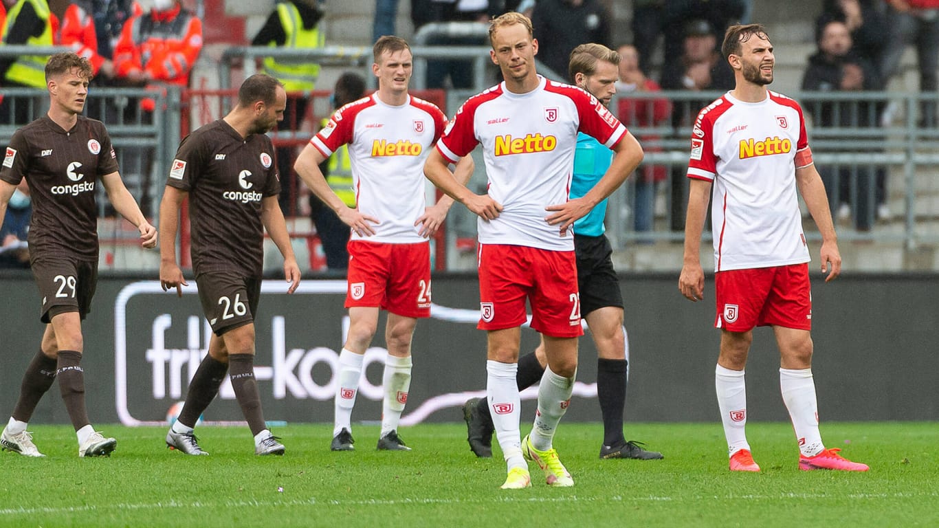 Die enttäuschten Regensburger (r.) nach dem 0:1: Die Niederlage in Hamburg war die erste in dieser Saison.