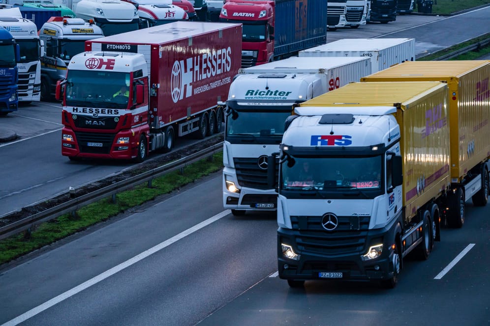 LKWs auf der A2 beim Rasthof Bottrop-Süd (Symbolbild): Mit der Abwrackprämie wurden bislang vor allem neue Diesel-Fahrzeuge finanziert.