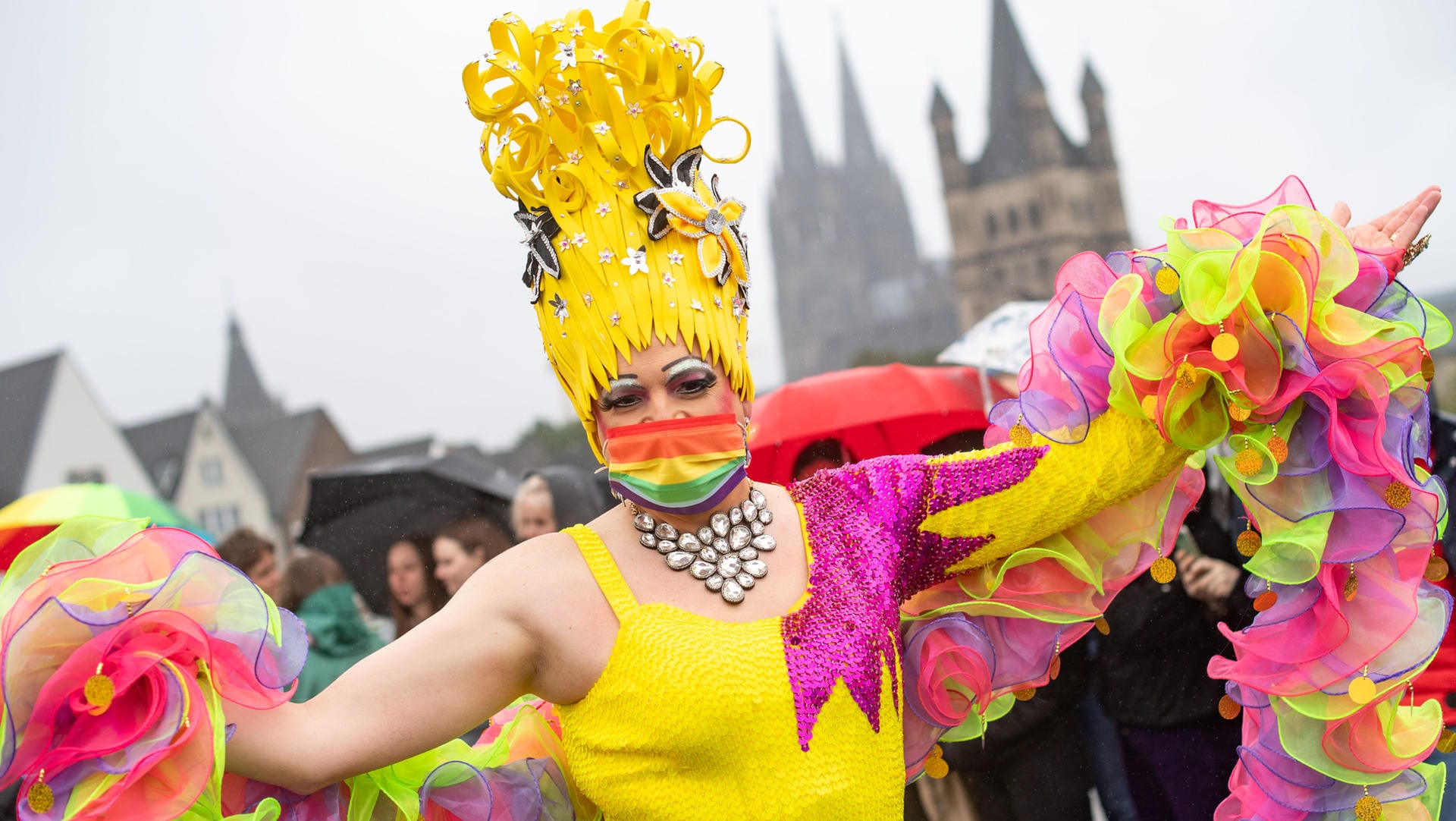 Eine Person bei der Parade zum Christopher Street Day: In Köln gingen Tausende Menschen auf die Straße. Eine Person bei der Parade zum Christopher Street Day: In Köln gingen Tausende Menschen auf die Straße.