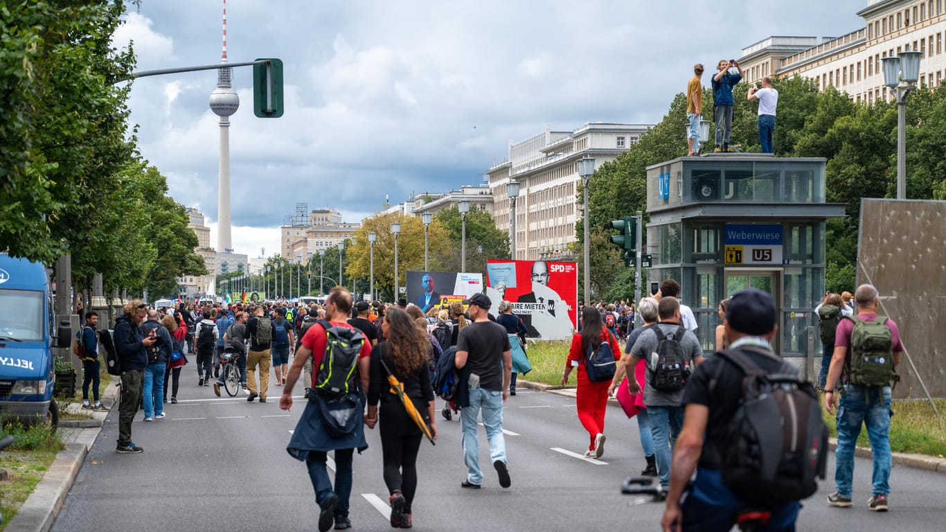 Teilnehmer einer Demonstration gegen die Corona-Politik gehen über die Karl-Marx-Allee in Richtung Alexanderplatz: Auch am Sonntag fanden in Berlin, teils trotz Verboten, Demonstrationszüge statt.