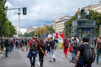 Teilnehmer einer Demonstration gegen die Corona-Politik gehen über die Karl-Marx-Allee in Richtung Alexanderplatz: Auch am Sonntag fanden in Berlin, teils trotz Verboten, Demonstrationszüge statt.