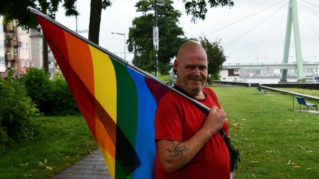 Ein Teilnehmer mit Regenbogenfahne: Sie steht für Toleranz und Vielfalt.