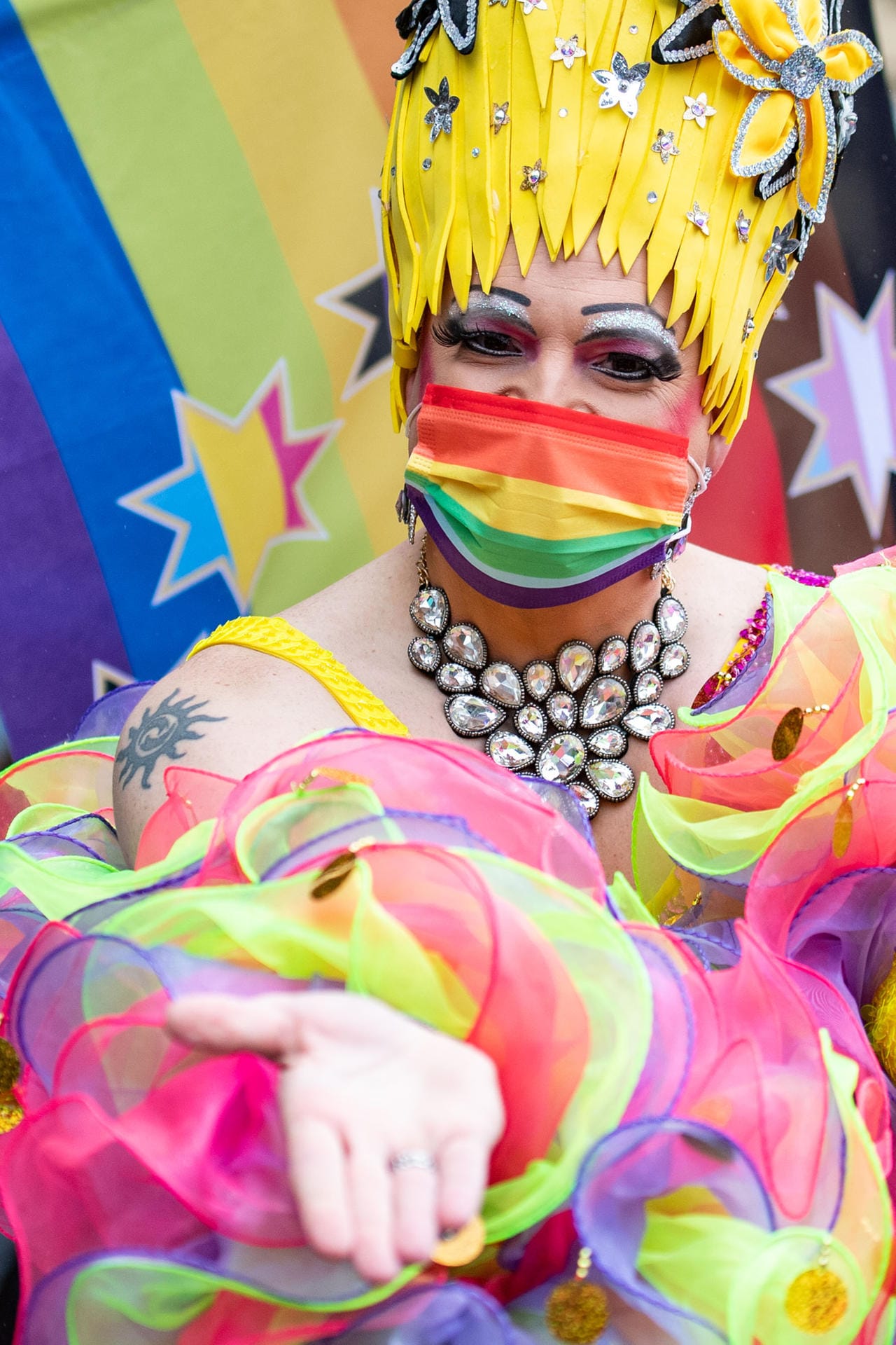 Maske in Regenbogenfarben: Wegen der Corona-Pandemie galten auf der Parade die 3G-Regeln.