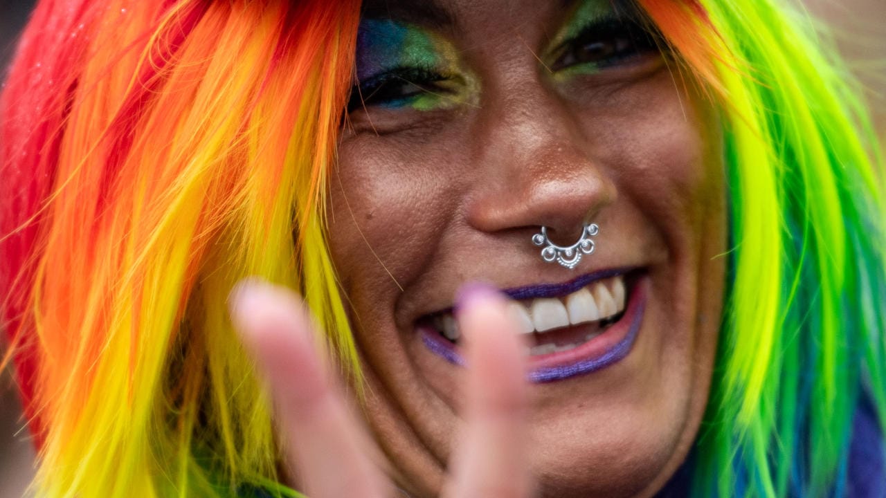 Eine Person bei der Parade zum Christopher Street Day: Die Stimmung war trotz Regenwetters heiter.