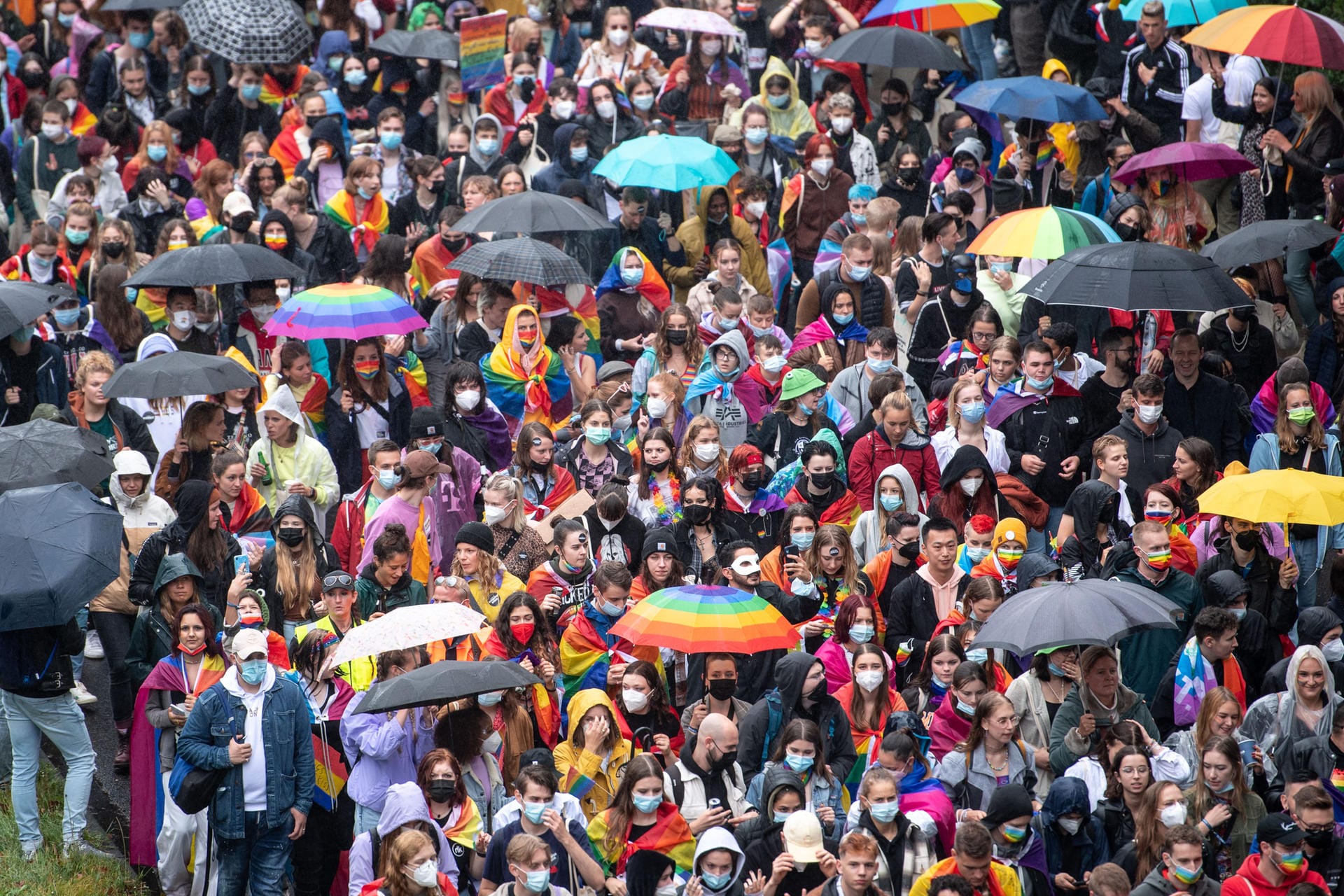 Regenschirme und Masken sind zu sehen: Dicht gedrängt zog die Parade durch Köln.