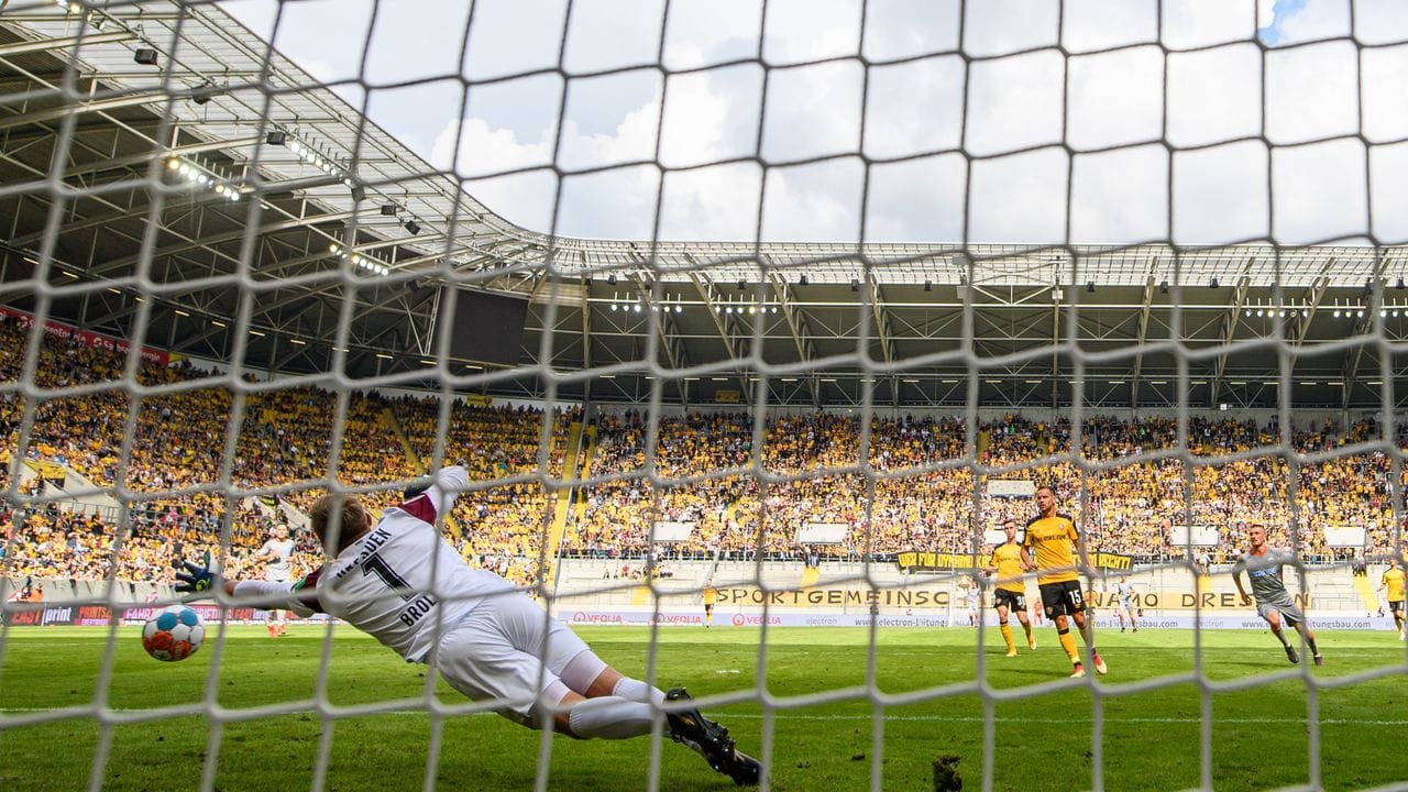 Dynamos Torwart Kevin Broll kann das Gegentor zum 0:3 nicht verhindern. Dynamos Torwart Kevin Broll kann das Gegentor zum 0:3 nicht verhindern.