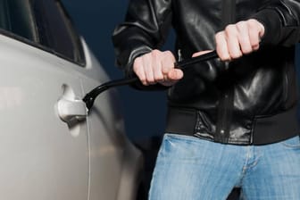 Auto aufknacken: Gegen Autodiebstahl können Alarmanlagen helfen.