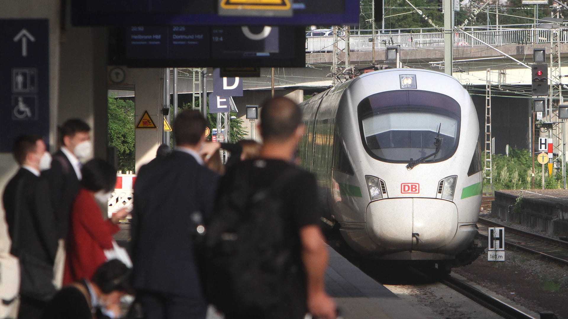 Reisende warten am Bahnsteig auf einen einfahrenden ICE: Gerade Ältere sprechen sich für eine 3G-Regel in Fernzügen aus (Symbolbild).