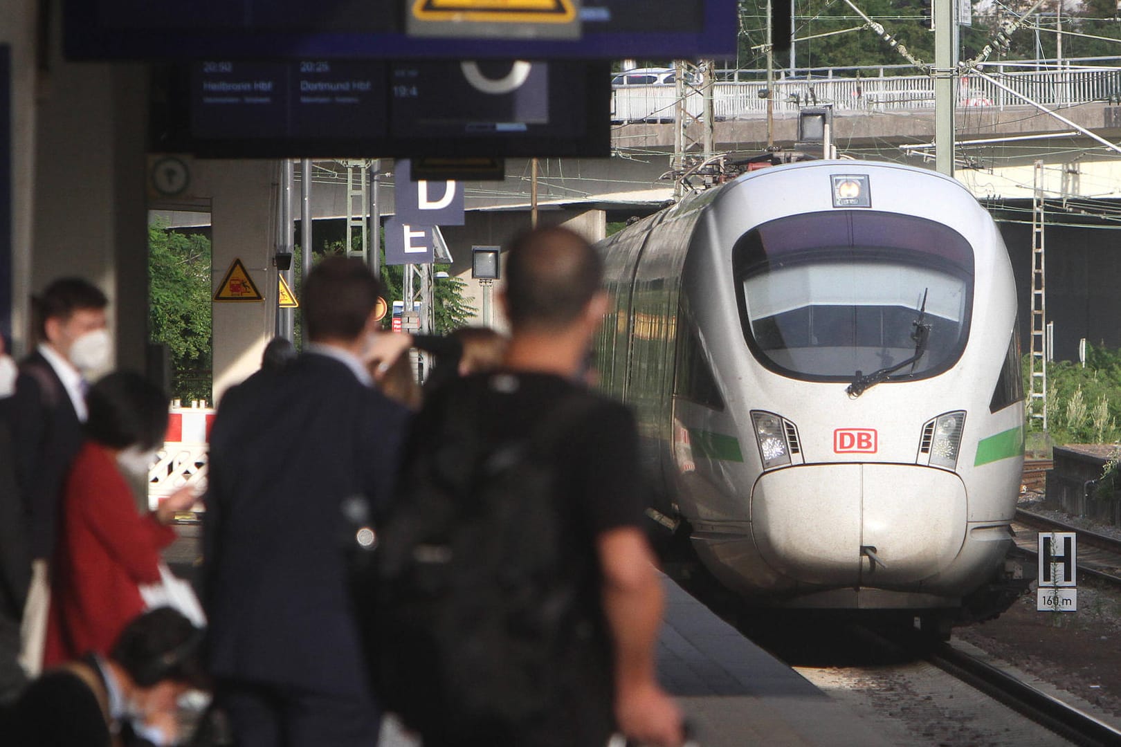 Reisende warten am Bahnsteig auf einen einfahrenden ICE: Gerade Ältere sprechen sich für eine 3G-Regel in Fernzügen aus (Symbolbild).