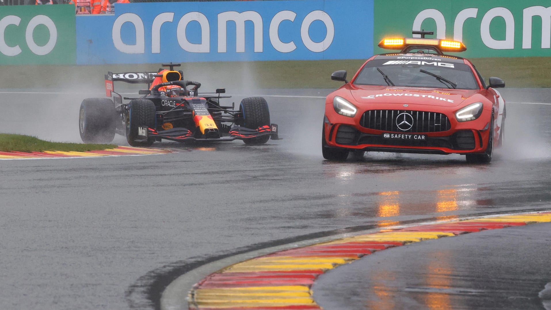 Hinter dem Safety Car: Max Verstappen auf der Strecke in Spa.