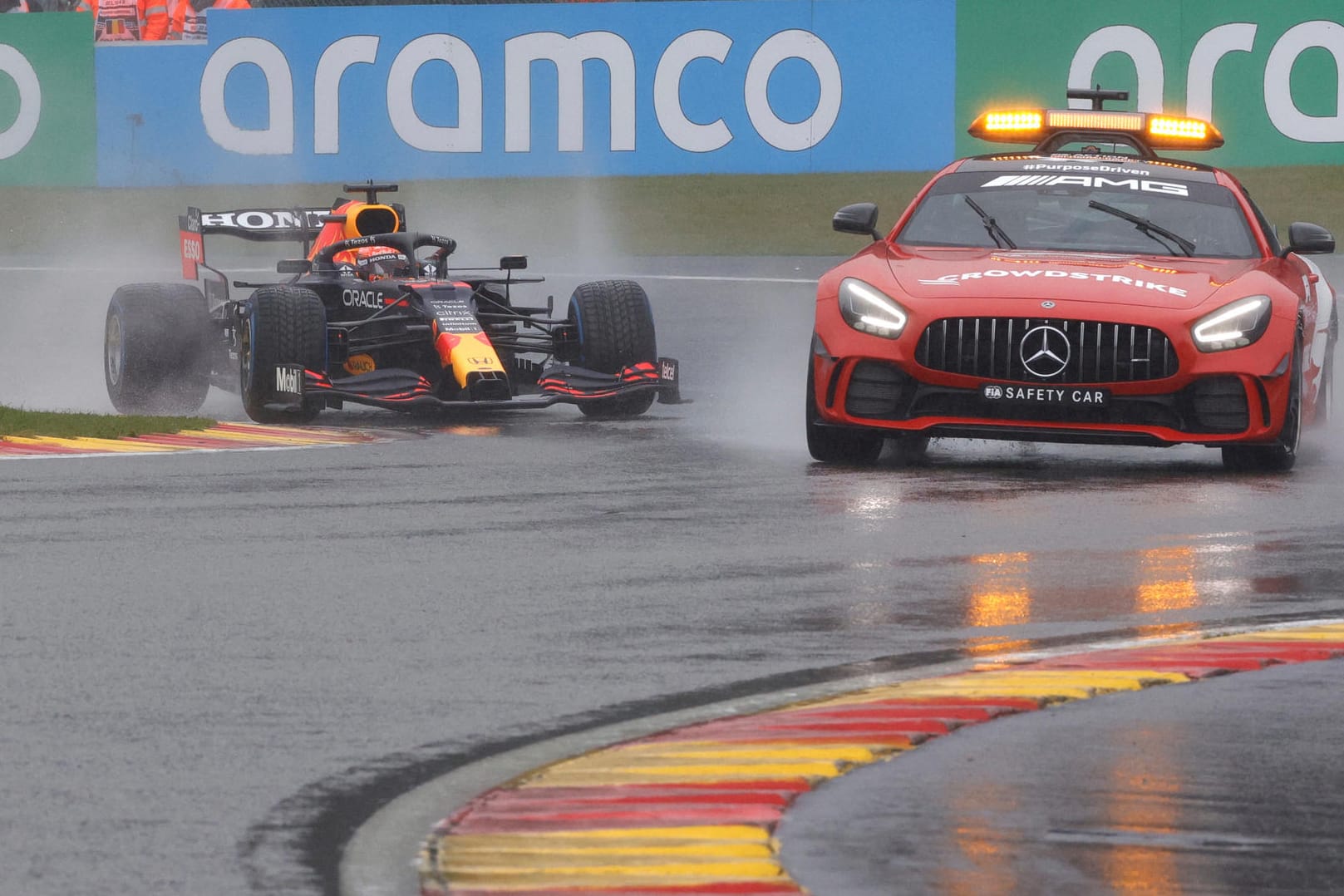 Hinter dem Safety Car: Max Verstappen auf der Strecke in Spa.